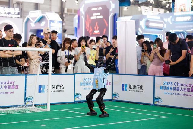 看机器人踢球、逗机器狗戏耍、试全新AI游戏ChinaJoy竟能这样玩！(图1)