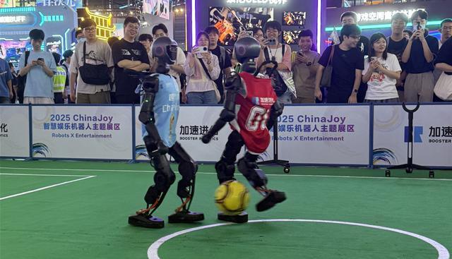 看机器人踢球、逗机器狗戏耍、试全新AI游戏ChinaJoy竟能这样玩！(图3)