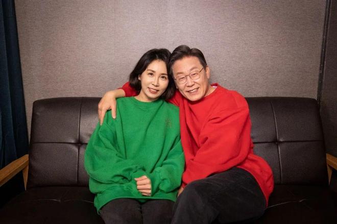 李在明和老婆一起亮相新的第一夫人叫金惠景比金建希温柔漂亮(图3)