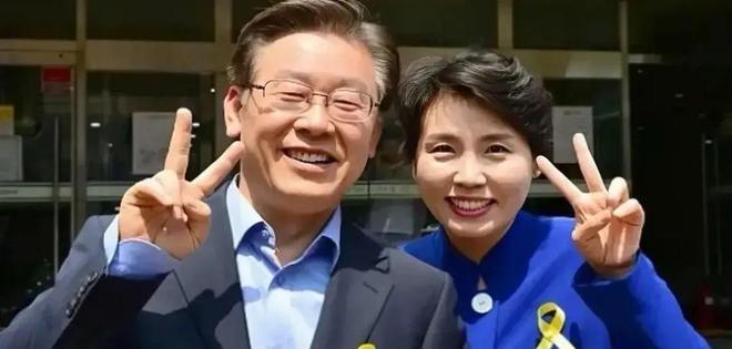 李在明和老婆一起亮相新的第一夫人叫金惠景比金建希温柔漂亮(图2)