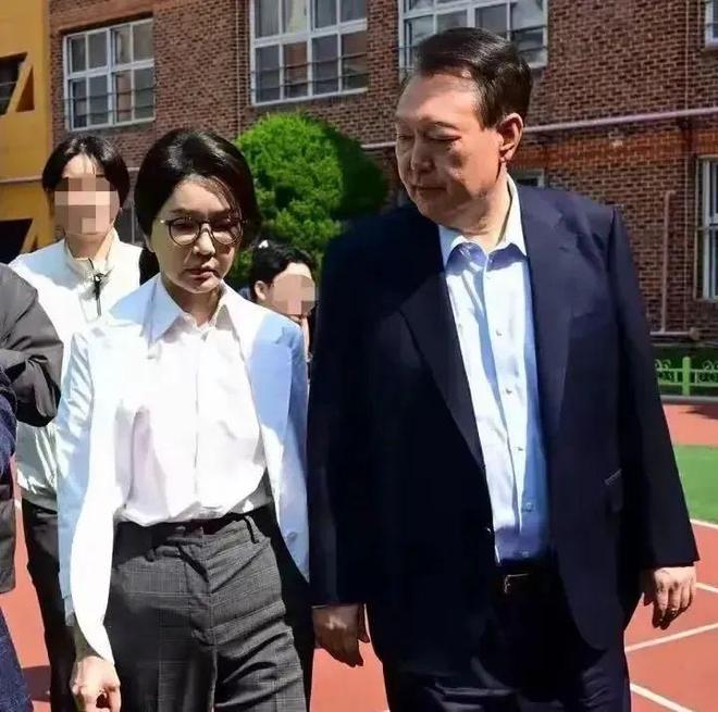 李在明和老婆一起亮相新的第一夫人叫金惠景比金建希温柔漂亮(图7)