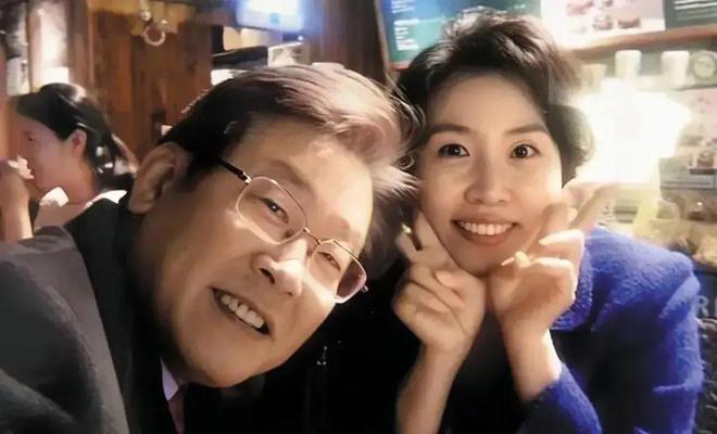 李在明和老婆一起亮相新的第一夫人叫金惠景比金建希温柔漂亮(图6)