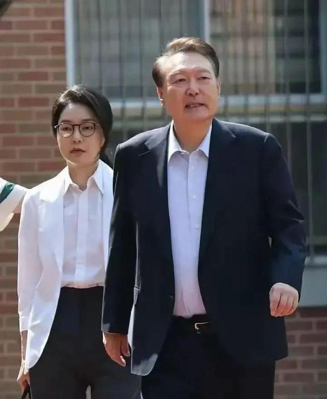 李在明和老婆一起亮相新的第一夫人叫金惠景比金建希温柔漂亮(图8)