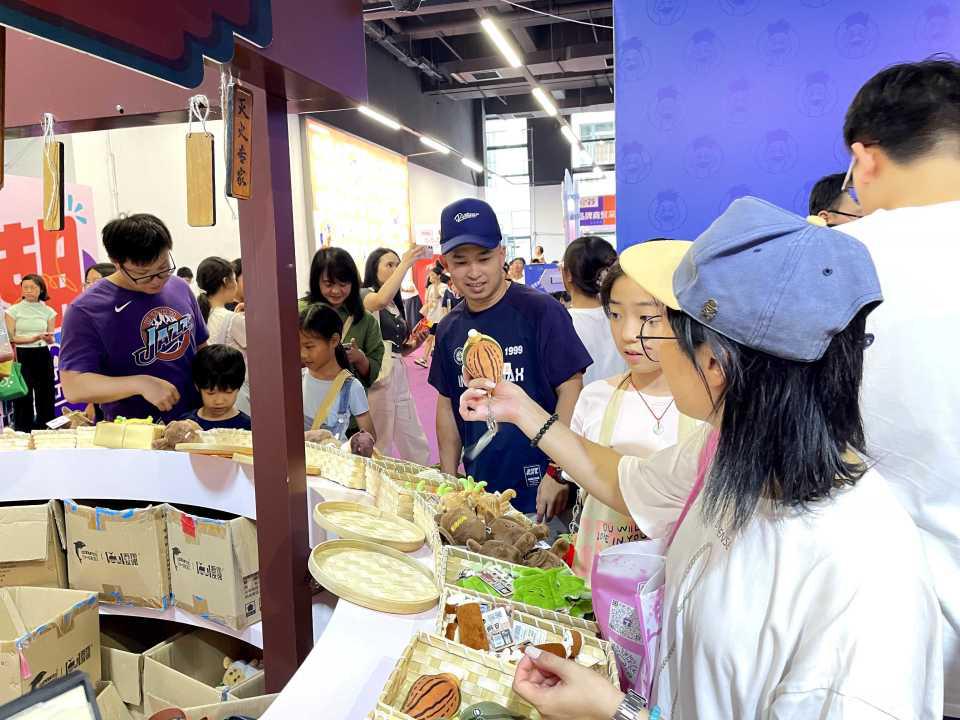 九游app：情绪消费风口下IP 衍生品如何将流量做成长期生意？(图2)