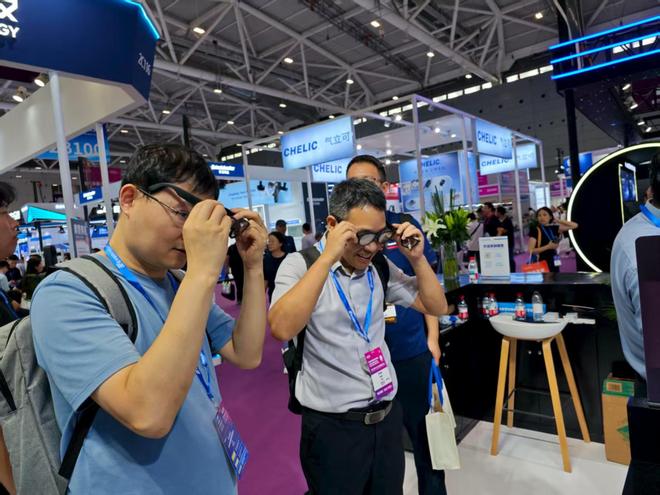 镭昱亮相光博会 全彩Micro-LED助推AI+AR眼镜新时代(图3)