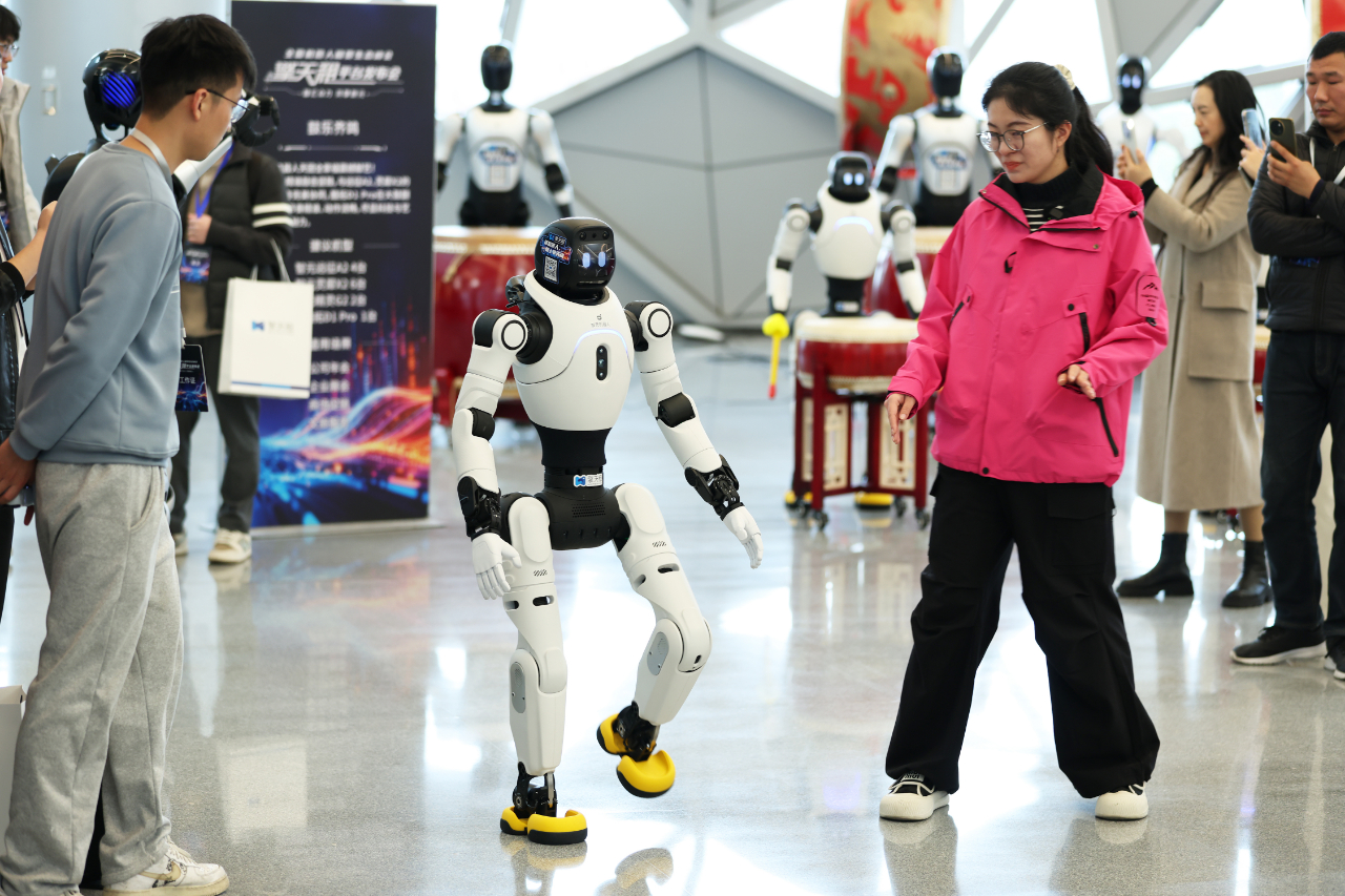 年终观察｜2025科技市场发展图景：人形机器人跑步进厂AI生态加速形成
